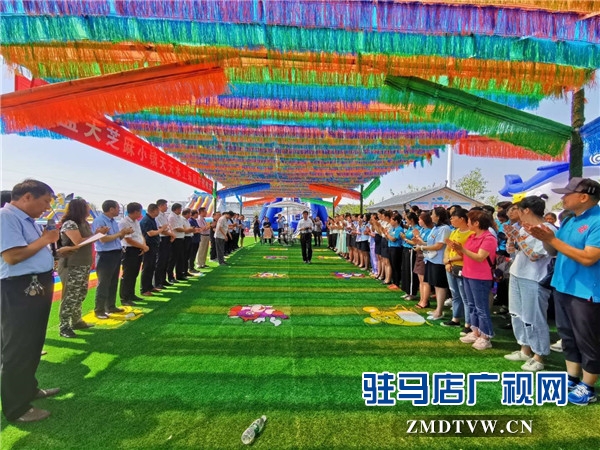 平輿縣藍(lán)天芝麻小鎮(zhèn)天天水上樂園華美綻放，千畝荷塘荷花也妖艷開放