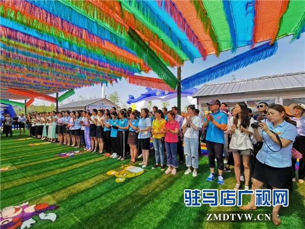 平輿縣藍(lán)天芝麻小鎮(zhèn)天天水上樂園華美綻放，千畝荷塘荷花也妖艷開放