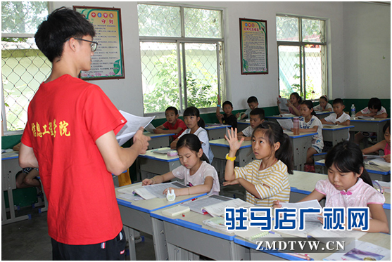 黃淮學(xué)院暑期“三下鄉(xiāng)”團隊到遂平縣進行暑期防溺水宣傳