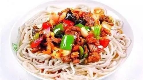 深夜食堂：攢勁弟弟帶你吃！烏魯木齊十大經(jīng)典拌面館，咱新疆人就好這口... 