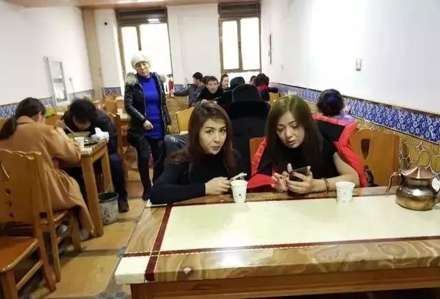 深夜食堂：攢勁弟弟帶你吃！烏魯木齊十大經(jīng)典拌面館，咱新疆人就好這口... 