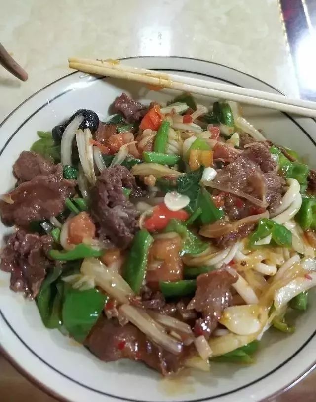 深夜食堂：攢勁弟弟帶你吃！烏魯木齊十大經(jīng)典拌面館，咱新疆人就好這口... 