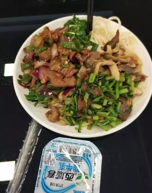 深夜食堂：攢勁弟弟帶你吃！烏魯木齊十大經(jīng)典拌面館，咱新疆人就好這口... 