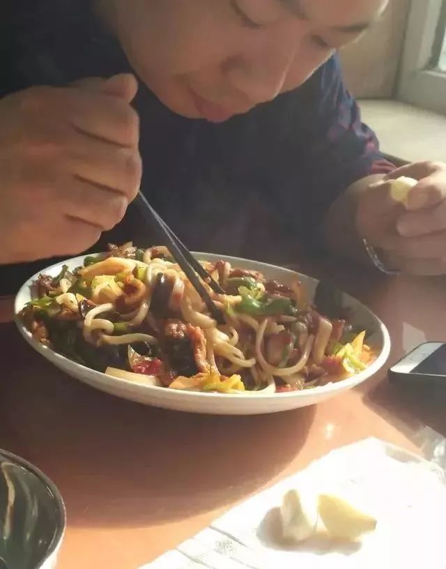 深夜食堂：攢勁弟弟帶你吃！烏魯木齊十大經(jīng)典拌面館，咱新疆人就好這口... 