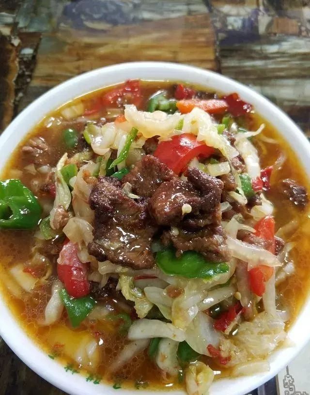 深夜食堂：攢勁弟弟帶你吃！烏魯木齊十大經(jīng)典拌面館，咱新疆人就好這口... 