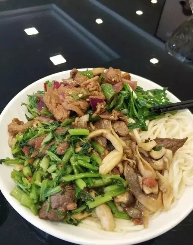 深夜食堂：攢勁弟弟帶你吃！烏魯木齊十大經(jīng)典拌面館，咱新疆人就好這口... 