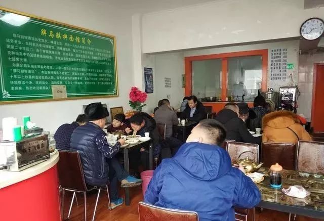 深夜食堂：攢勁弟弟帶你吃！烏魯木齊十大經(jīng)典拌面館，咱新疆人就好這口... 