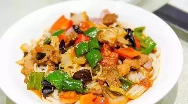 深夜食堂：攢勁弟弟帶你吃！烏魯木齊十大經(jīng)典拌面館，咱新疆人就好這口... 