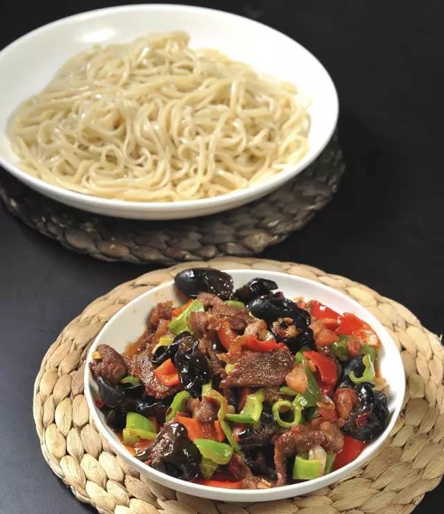 深夜食堂：攢勁弟弟帶你吃！烏魯木齊十大經(jīng)典拌面館，咱新疆人就好這口... 