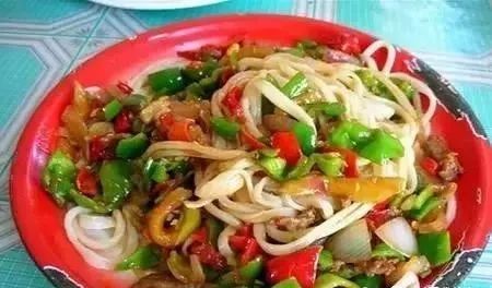 深夜食堂：攢勁弟弟帶你吃！烏魯木齊十大經(jīng)典拌面館，咱新疆人就好這口... 