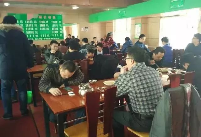 深夜食堂：攢勁弟弟帶你吃！烏魯木齊十大經(jīng)典拌面館，咱新疆人就好這口... 
