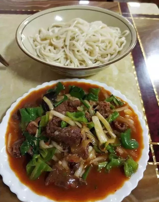 深夜食堂：攢勁弟弟帶你吃！烏魯木齊十大經(jīng)典拌面館，咱新疆人就好這口... 