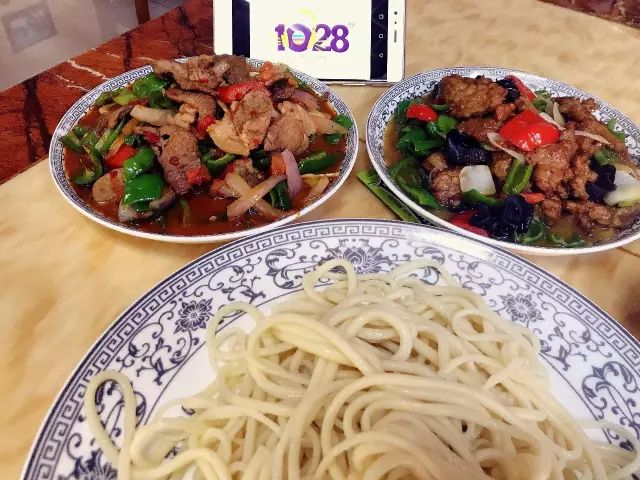 深夜食堂：攢勁弟弟帶你吃！烏魯木齊十大經(jīng)典拌面館，咱新疆人就好這口... 