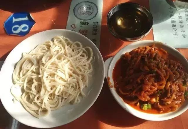 深夜食堂：攢勁弟弟帶你吃！烏魯木齊十大經(jīng)典拌面館，咱新疆人就好這口... 
