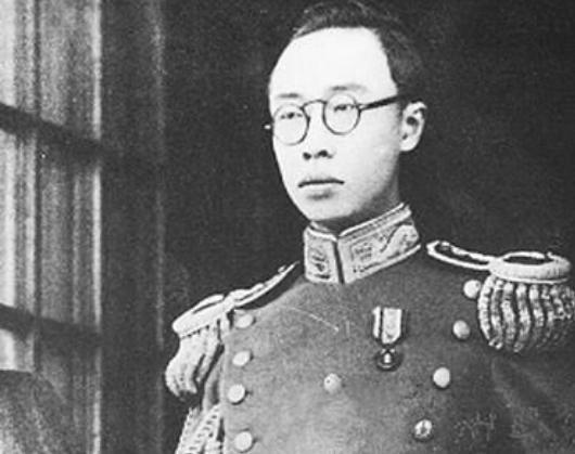 男子帶“御賜佩刀”鑒寶，發(fā)現(xiàn)刀上四個(gè)字，專家：您祖宗是何人？ 