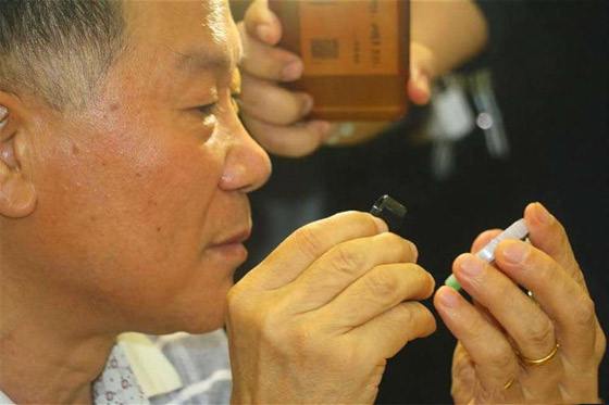 小伙鑒寶估價20萬，觀眾當(dāng)場就想買，專家：你少說了幾個零 