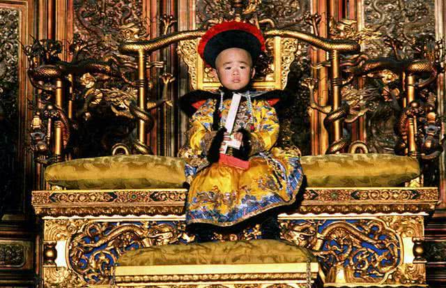 溥儀重游故宮，一只蟈蟈在龍椅下藏了五十年，為什么沒餓死 