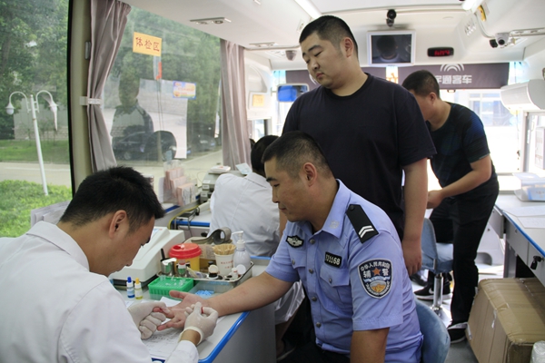 駐馬店市近百名公安系統(tǒng)職工積極參加無償獻血