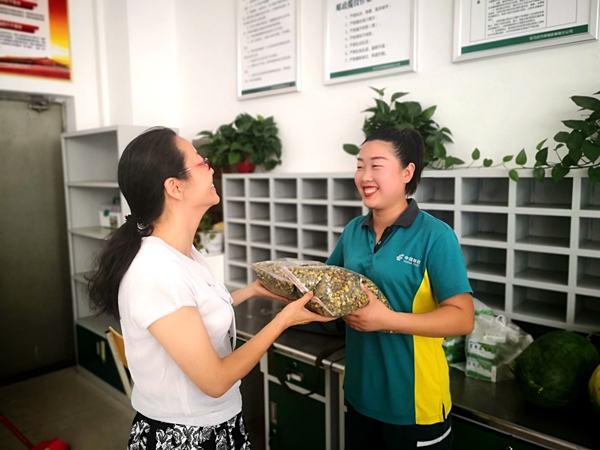 市驛城區(qū)郵政分公司開(kāi)展夏季送清涼活動(dòng)