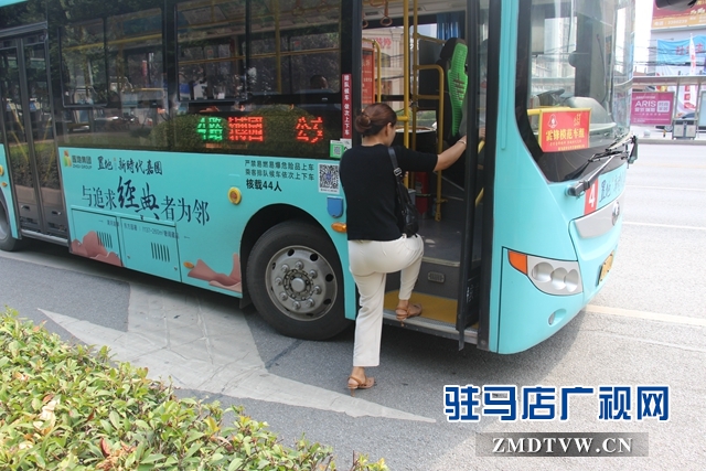 樂山大道慎陽(yáng)路口公交站牌設(shè)置不合理    市民出行存隱患