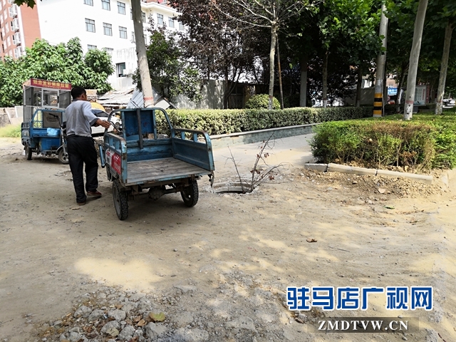 樂(lè)山大道慎陽(yáng)路口人行道井蓋缺失留陷阱    市民過(guò)往需謹(jǐn)慎