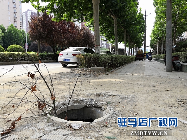 樂(lè)山大道慎陽(yáng)路口人行道井蓋缺失留陷阱    市民過(guò)往需謹(jǐn)慎