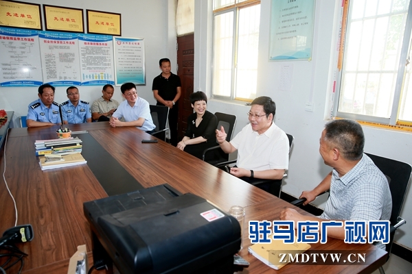 副市長(zhǎng)郭淵（右2），泌陽(yáng)縣縣長(zhǎng)魏華偉（左4）與駐馬店市公安局駐泌陽(yáng)縣賒灣鎮(zhèn)馬樓村扶貧隊(duì)員親切交談.JPG