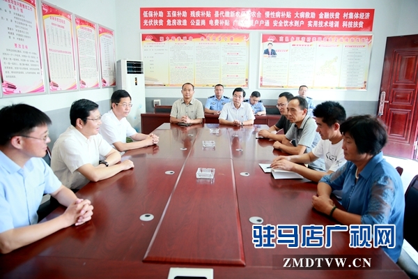 副市長(zhǎng)郭淵（左2）、泌陽(yáng)縣委書(shū)記張樹(shù)營(yíng)（左3）、泌陽(yáng)縣縣長(zhǎng)魏華偉（左1）與駐馬店市公安局駐泌陽(yáng)縣高邑鎮(zhèn)王灣村扶貧隊(duì)員親切