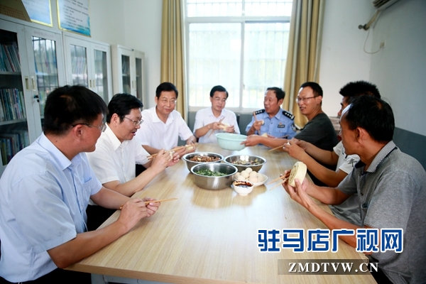 副市長(zhǎng)郭淵（左2）、泌陽(yáng)縣委書(shū)記張樹(shù)營(yíng)（左3）、泌陽(yáng)縣縣長(zhǎng)魏華偉（左1）與市公安局駐村扶貧隊(duì)員共進(jìn)晚餐.JPG