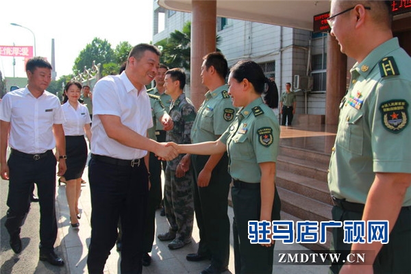 駐馬店市企業(yè)擁軍優(yōu)屬協(xié)會(huì)會(huì)長(zhǎng)、青商會(huì)會(huì)長(zhǎng)、鵬宇集團(tuán)創(chuàng)始人總裁朱新紅率隊(duì)開(kāi)展八一建軍節(jié)慰問(wèn)活動(dòng)