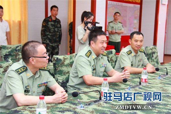 駐馬店市企業(yè)擁軍優(yōu)屬協(xié)會(huì)會(huì)長(zhǎng)、青商會(huì)會(huì)長(zhǎng)、鵬宇集團(tuán)創(chuàng)始人總裁朱新紅率隊(duì)開(kāi)展八一建軍節(jié)慰問(wèn)活動(dòng)