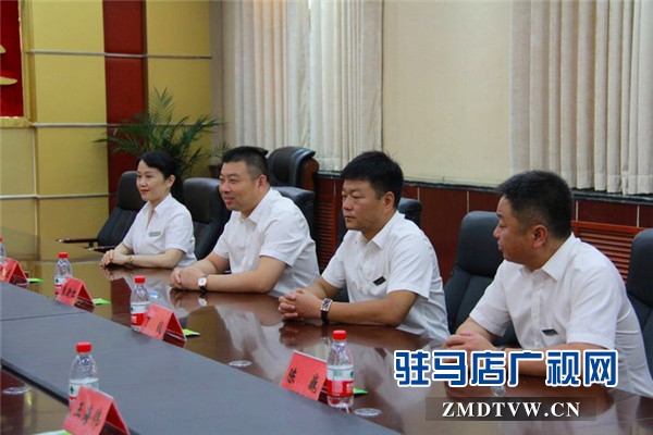 駐馬店市企業(yè)擁軍優(yōu)屬協(xié)會(huì)會(huì)長(zhǎng)、青商會(huì)會(huì)長(zhǎng)、鵬宇集團(tuán)創(chuàng)始人總裁朱新紅率隊(duì)開(kāi)展八一建軍節(jié)慰問(wèn)活動(dòng)