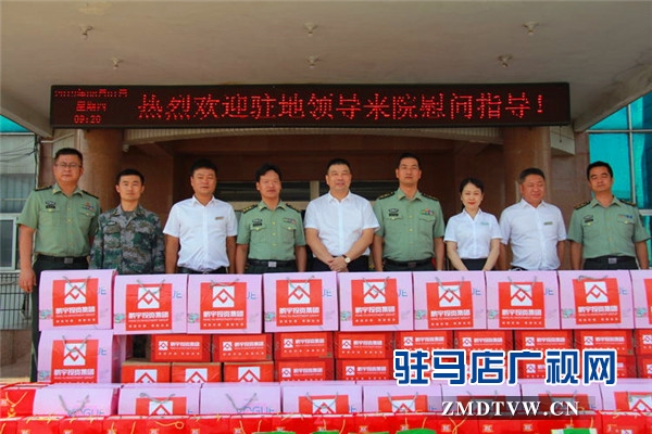 駐馬店市企業(yè)擁軍優(yōu)屬協(xié)會(huì)會(huì)長(zhǎng)、青商會(huì)會(huì)長(zhǎng)、鵬宇集團(tuán)創(chuàng)始人總裁朱新紅率隊(duì)開(kāi)展八一建軍節(jié)慰問(wèn)活動(dòng)
