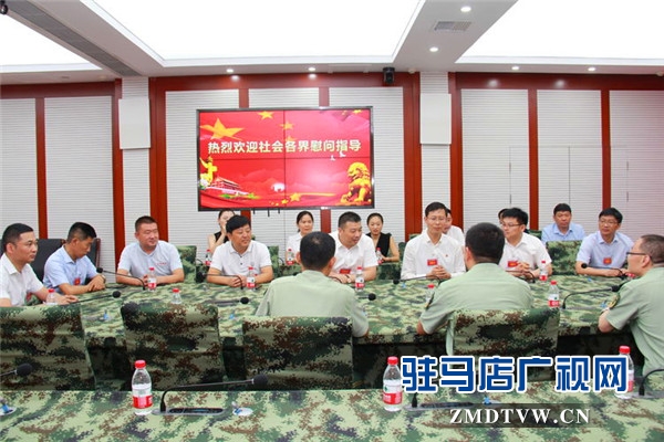 駐馬店市企業(yè)擁軍優(yōu)屬協(xié)會(huì)會(huì)長(zhǎng)、青商會(huì)會(huì)長(zhǎng)、鵬宇集團(tuán)創(chuàng)始人總裁朱新紅率隊(duì)開(kāi)展八一建軍節(jié)慰問(wèn)活動(dòng)