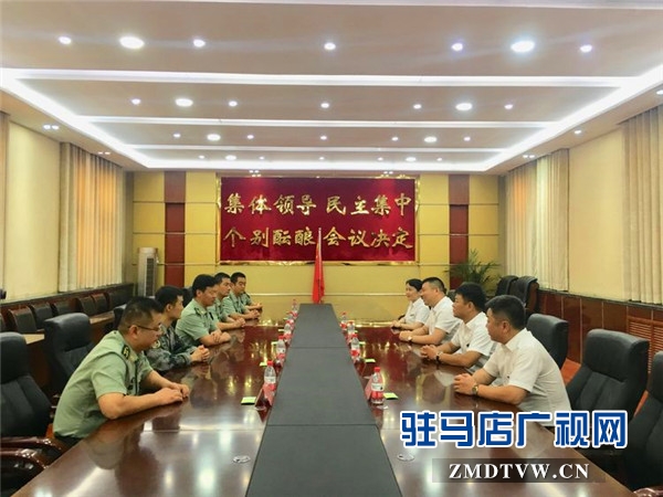 駐馬店市企業(yè)擁軍優(yōu)屬協(xié)會(huì)會(huì)長(zhǎng)、青商會(huì)會(huì)長(zhǎng)、鵬宇集團(tuán)創(chuàng)始人總裁朱新紅率隊(duì)開(kāi)展八一建軍節(jié)慰問(wèn)活動(dòng)