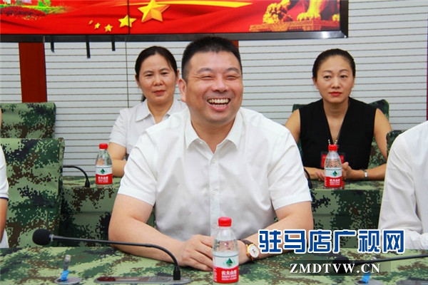 駐馬店市企業(yè)擁軍優(yōu)屬協(xié)會(huì)會(huì)長(zhǎng)、青商會(huì)會(huì)長(zhǎng)、鵬宇集團(tuán)創(chuàng)始人總裁朱新紅率隊(duì)開(kāi)展八一建軍節(jié)慰問(wèn)活動(dòng)