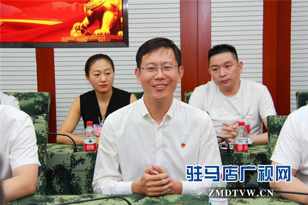 駐馬店市企業(yè)擁軍優(yōu)屬協(xié)會(huì)會(huì)長(zhǎng)、青商會(huì)會(huì)長(zhǎng)、鵬宇集團(tuán)創(chuàng)始人總裁朱新紅率隊(duì)開(kāi)展八一建軍節(jié)慰問(wèn)活動(dòng)