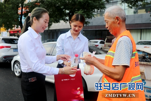 愛心企業(yè)開展免費為環(huán)衛(wèi)工“送早餐、送清涼”活動