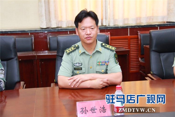 駐馬店市企業(yè)擁軍優(yōu)屬協(xié)會(huì)會(huì)長(zhǎng)、青商會(huì)會(huì)長(zhǎng)、鵬宇集團(tuán)創(chuàng)始人總裁朱新紅率隊(duì)開(kāi)展八一建軍節(jié)慰問(wèn)活動(dòng)
