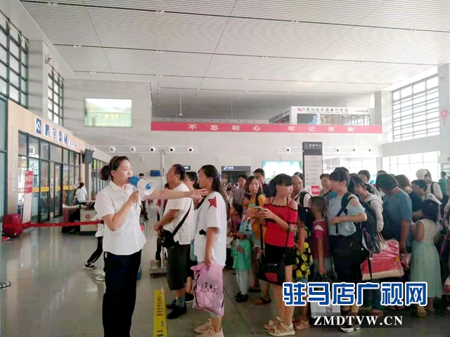 高鐵西站工作者:烈日堅守站臺 日均發(fā)送近11000人