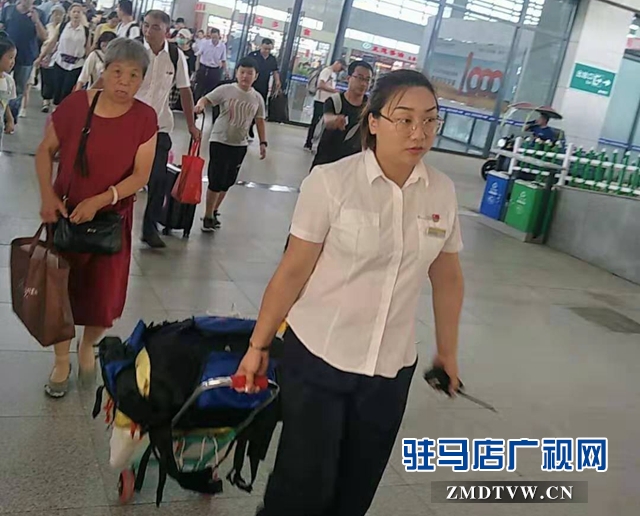 高鐵西站工作者:烈日堅守站臺 日均發(fā)送近11000人