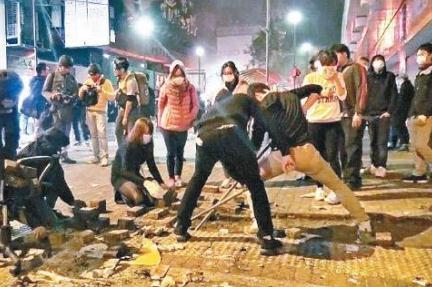 “香港，不是你們?yōu)樗麨榈牡胤?！?那些年，我們追過的“阿sir” 