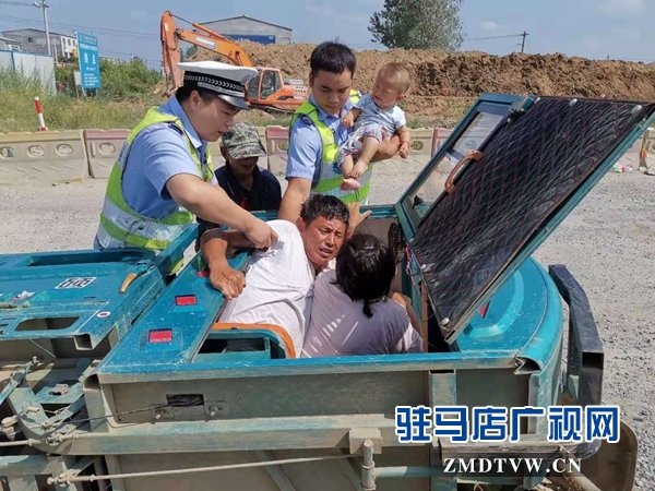 車(chē)翻后一家人被困 危機(jī)中好警察援手