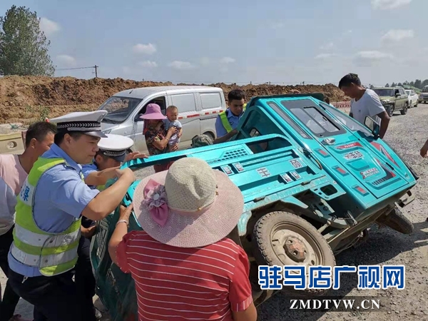 車(chē)翻后一家人被困 危機(jī)中好警察援手