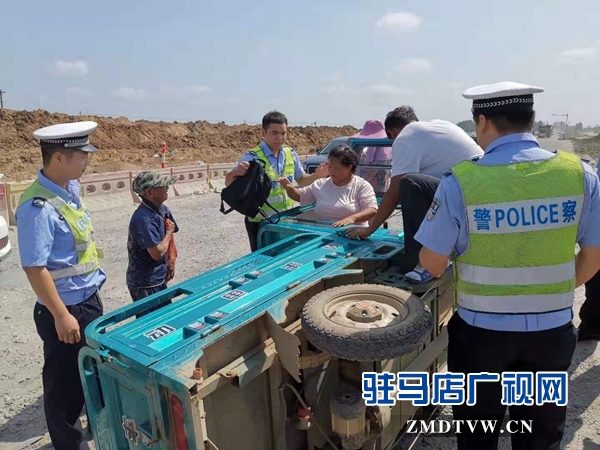 車(chē)翻后一家人被困 危機(jī)中好警察援手