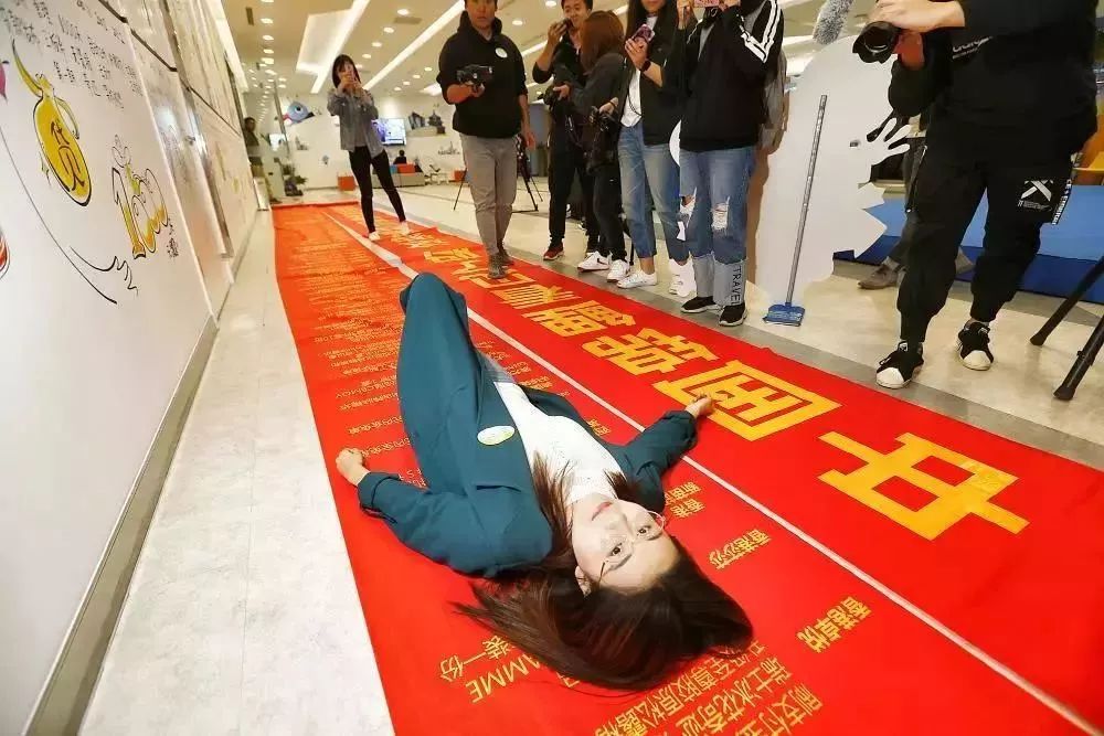 抽獎(jiǎng)超過三百萬的中國(guó)錦鯉女孩信小呆，現(xiàn)在過得并不如意？ 