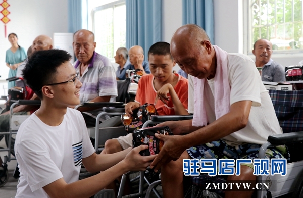 駐馬店一高中生的愛(ài)心善舉 節(jié)省零花錢(qián)捐給殘疾老人