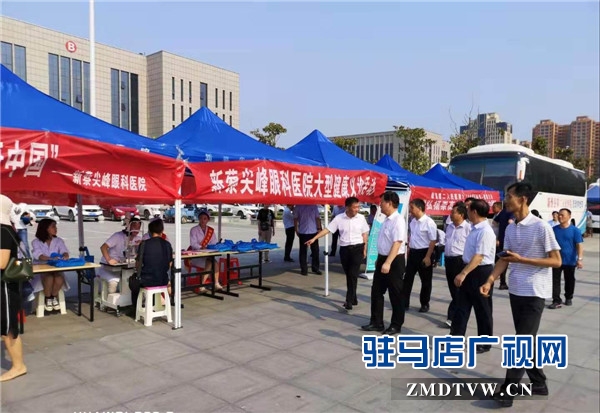 新蔡縣慶?！暗诙弥袊?guó)醫(yī)師節(jié)”暨表彰大會(huì)召開  尖峰眼科醫(yī)院再獲殊榮