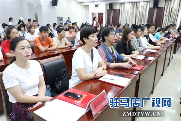  2019年駐馬店市扶困助學金發(fā)放儀式上駐馬店市女企業(yè)家協(xié)會24名愛心女企業(yè)家受到表彰