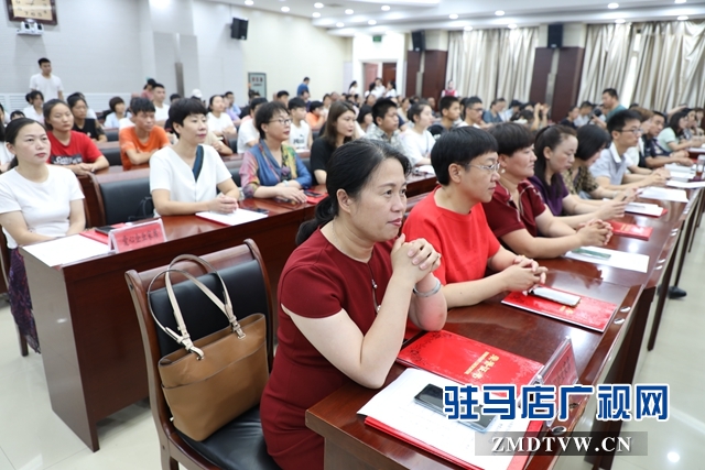 駐馬店市舉行2019年扶困助學(xué)金發(fā)放儀式暨愛心企業(yè)表彰會(huì)